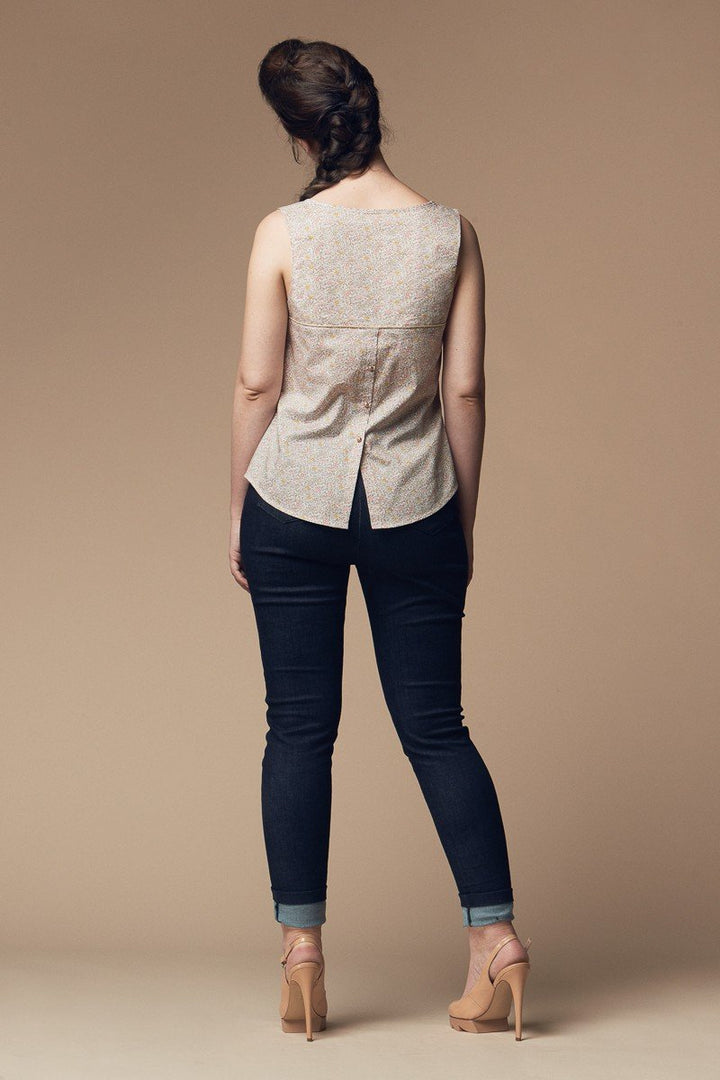 Deer and Doe Safran Pants sewing pattern with high-waist skinny fit, back pockets, belt loops, and cropped ankle version