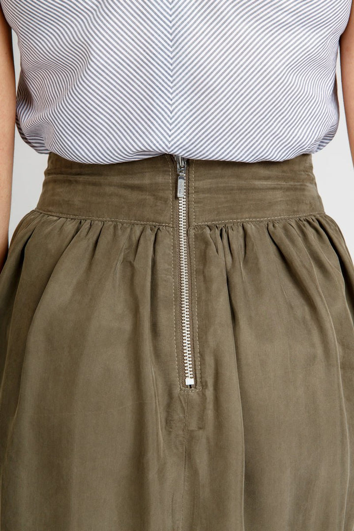 Megan Nielsen - Brumby Skirt sewing pattern with gathered skirt design, deep scoop pockets, exposed zipper, and length variations in sizes 0–20