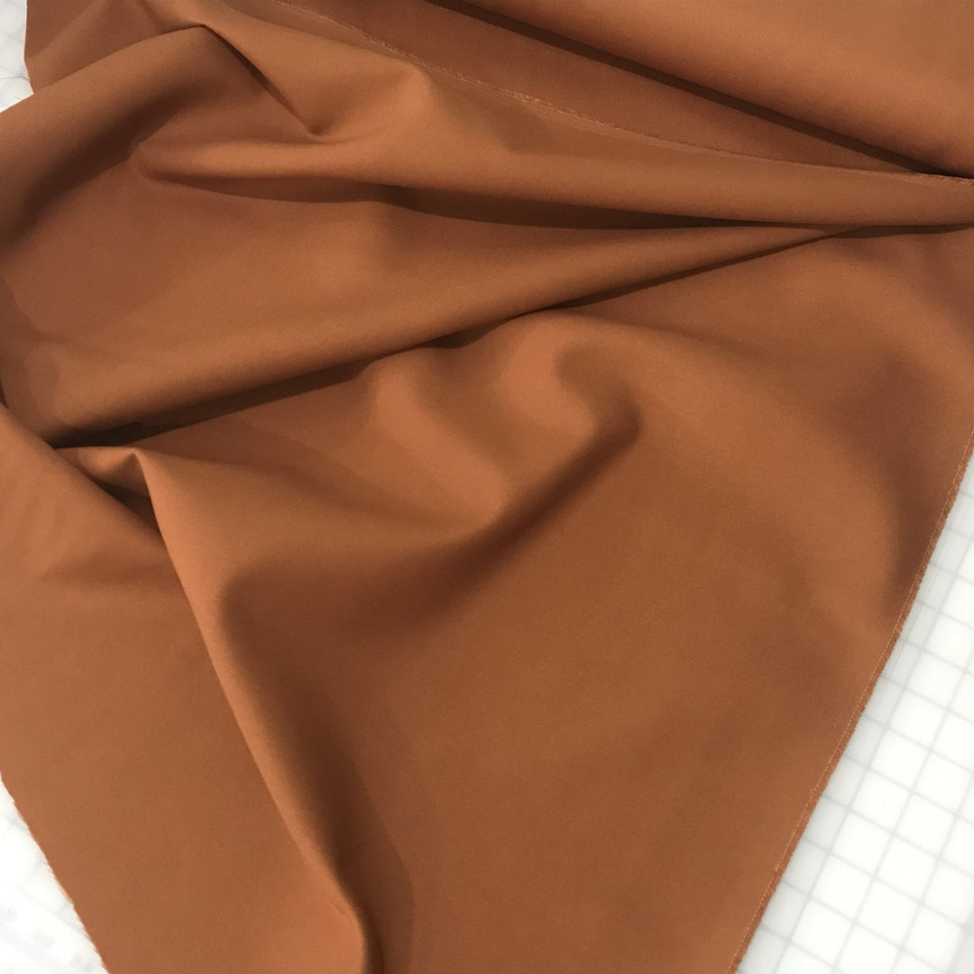 “Ventana Twill – Brick Brown fabric by Robert Kaufman, 100% cotton mid-weight twill with soft hand and subtle sheen, ideal for trousers, pants, and shorts.”