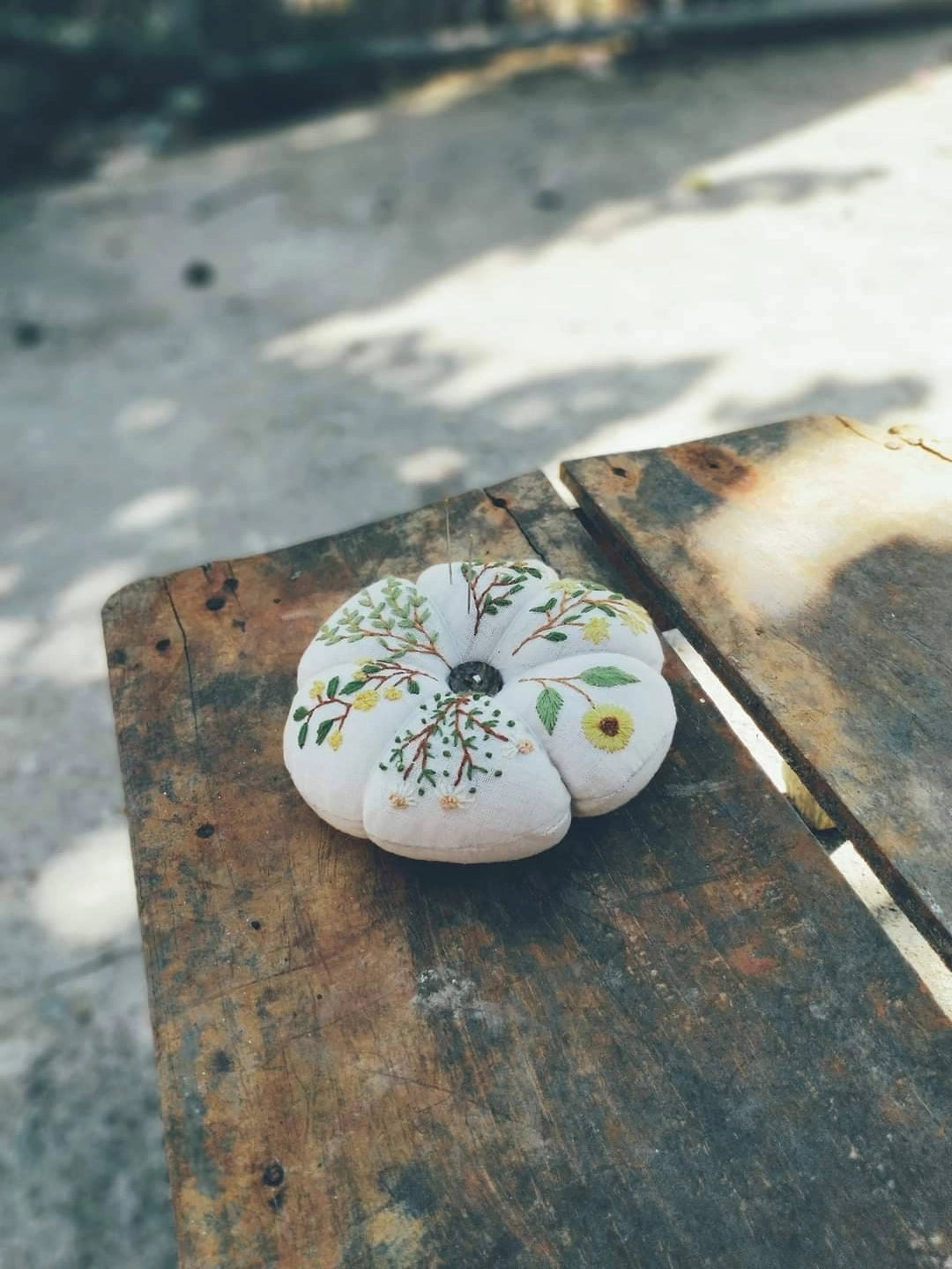 Embroidered Pumpkin Pincushion - Daisy Mimosa