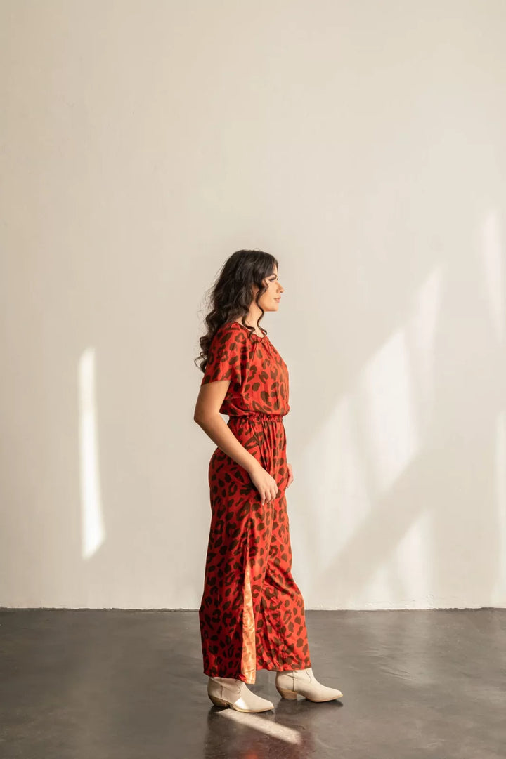 Create the perfect comfortable yet stylish Avenir Jumpsuit with Friday Pattern Co.'s easy sewing pattern. Features billowy sleeves, wide legs & elastic waist in sizes XS-7X for linen, cotton & rayon.