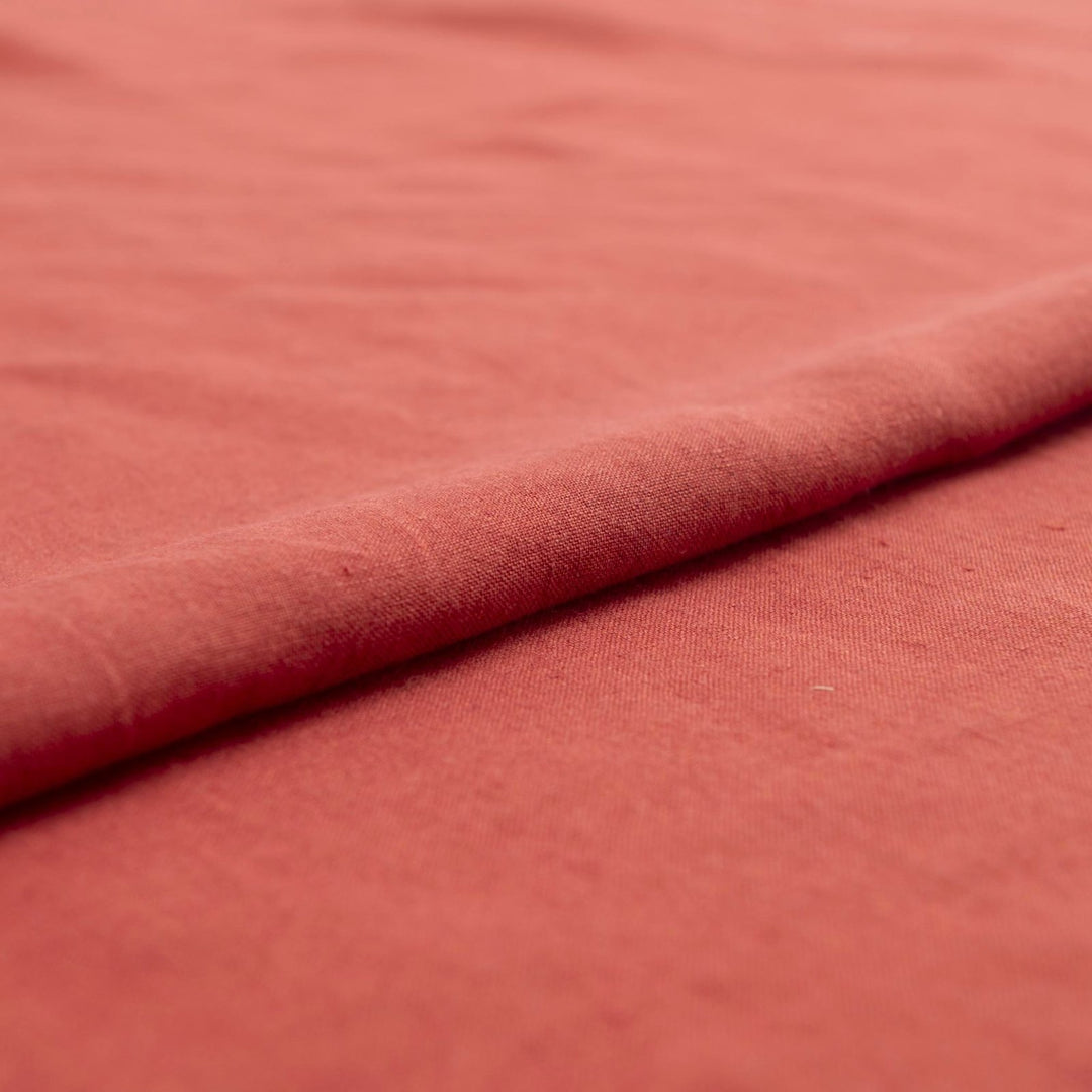 Linen fabric in warm rust color – 100% lightweight linen, shirt-weight with soft drape, ideal for shirts, tops, and casual dresses