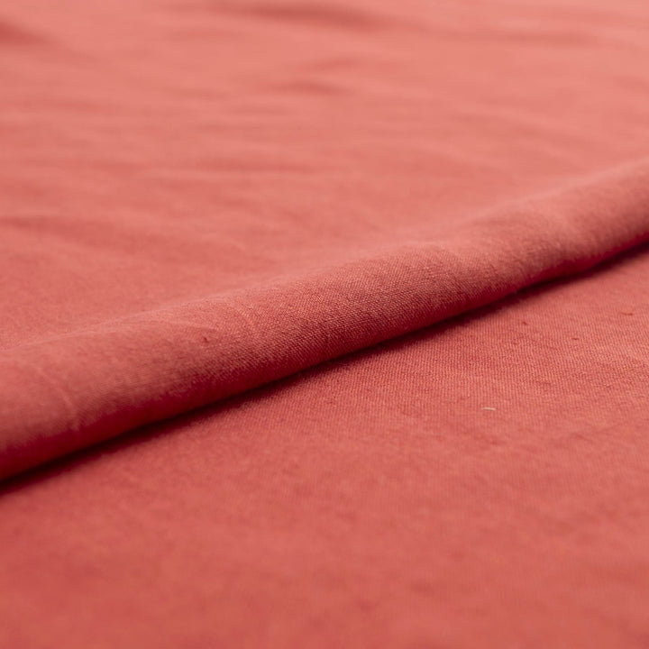 Linen fabric in warm rust color – 100% lightweight linen, shirt-weight with soft drape, ideal for shirts, tops, and casual dresses