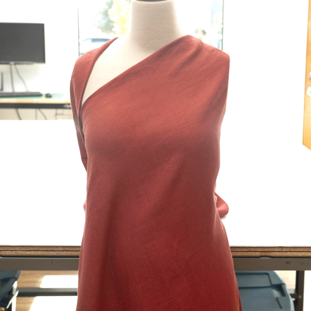 Linen fabric in warm rust color – 100% lightweight linen, shirt-weight with soft drape, ideal for shirts, tops, and casual dresses
