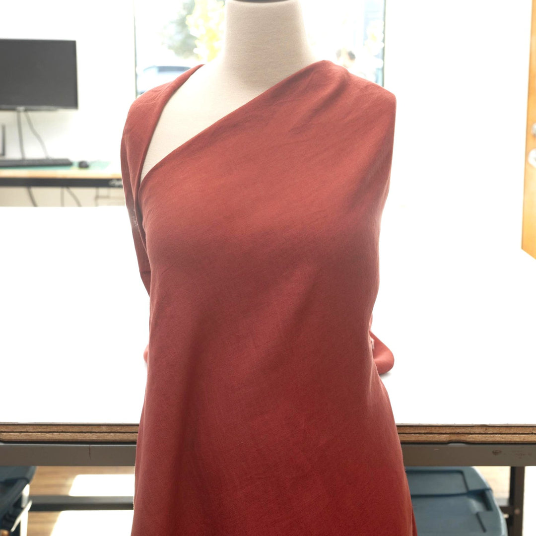 Linen fabric in warm rust color – 100% lightweight linen, shirt-weight with soft drape, ideal for shirts, tops, and casual dresses
