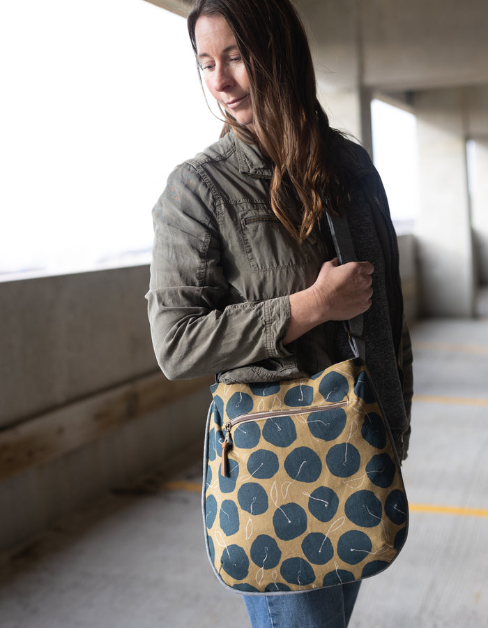 Noodlehead Trail Tote pattern with piping detail, zippered pocket, and adjustable crossbody strap