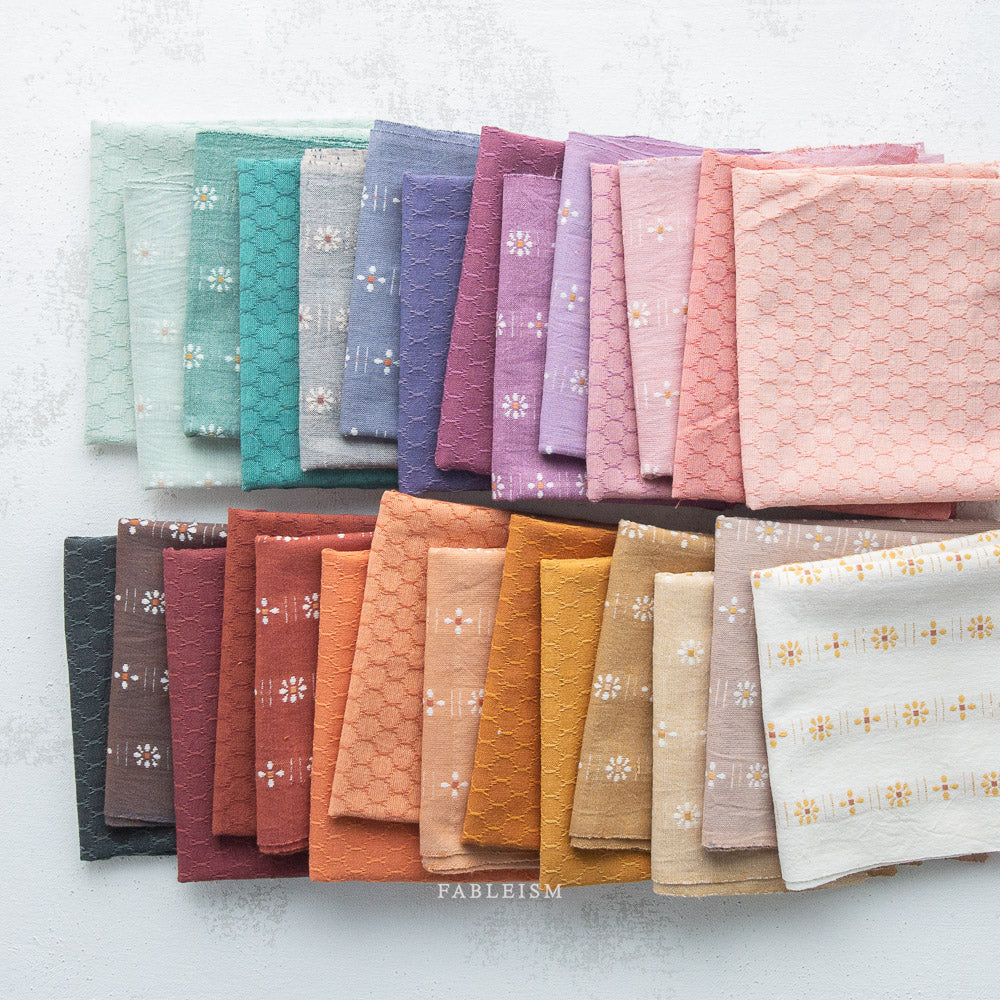 Cotton woven fabric with white daisy pattern in dove gray and pink – 100% cotton material for shirts, blouses, dresses, and skirts