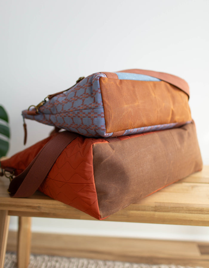 Noodlehead Oxbow Tote pattern featuring two sizes, a zipper top, front pocket, and customizable quilting options