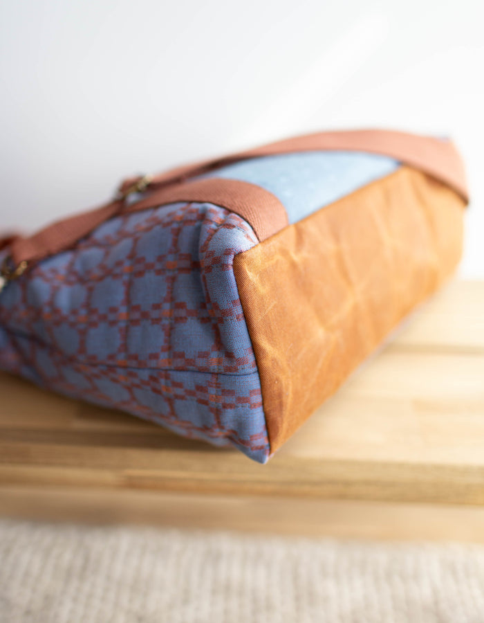 Noodlehead Oxbow Tote pattern featuring two sizes, a zipper top, front pocket, and customizable quilting options