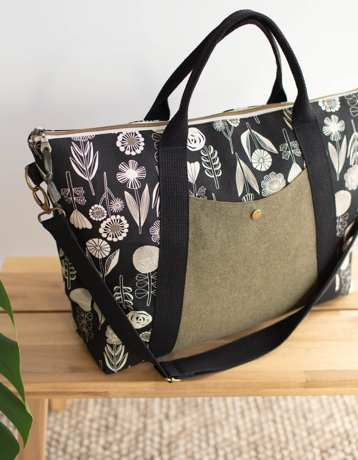 Noodlehead Oxbow Tote pattern featuring two sizes, a zipper top, front pocket, and customizable quilting options