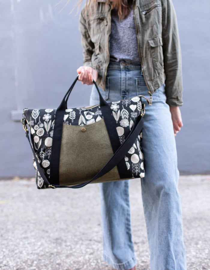 Noodlehead Oxbow Tote pattern featuring two sizes, a zipper top, front pocket, and customizable quilting options