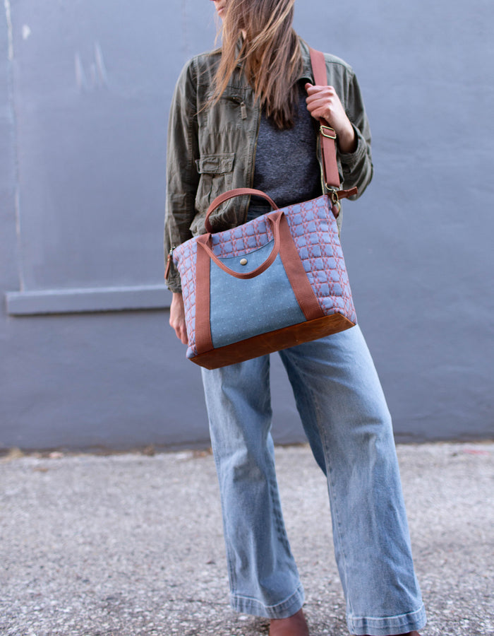 Noodlehead Oxbow Tote pattern featuring two sizes, a zipper top, front pocket, and customizable quilting options