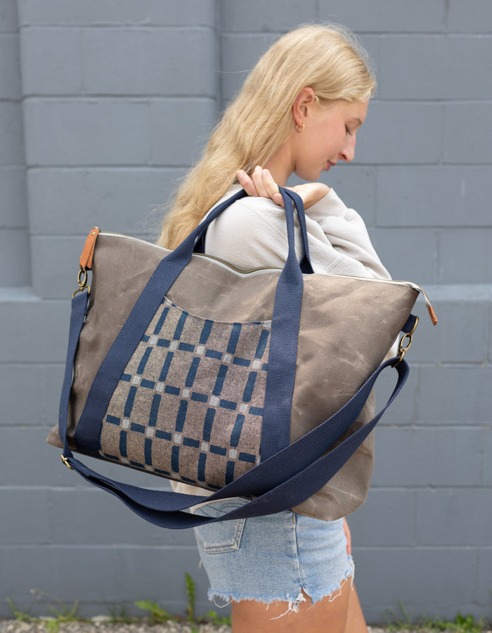 Noodlehead Oxbow Tote pattern featuring two sizes, a zipper top, front pocket, and customizable quilting options