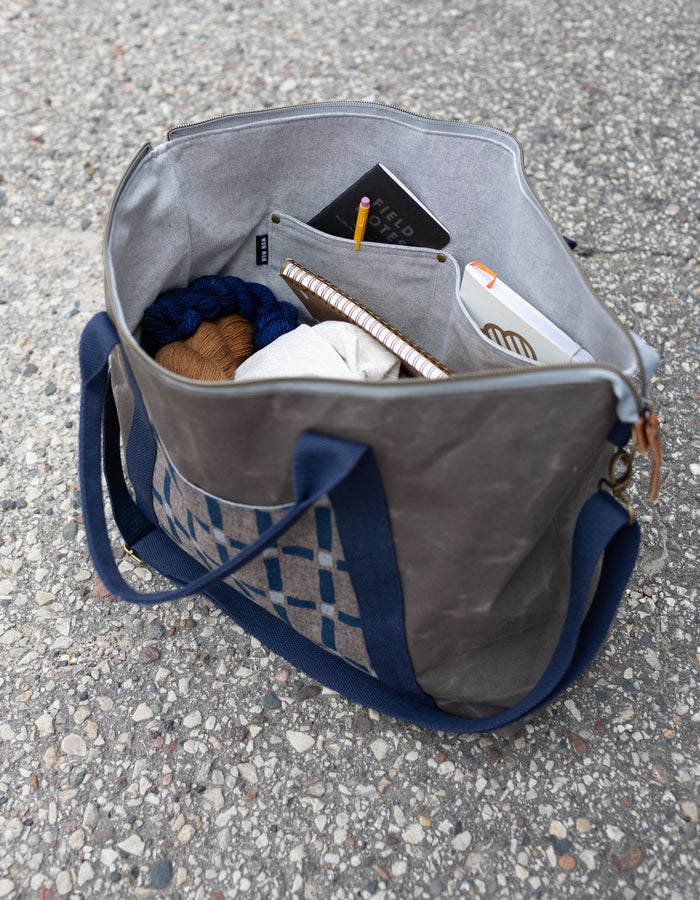 Noodlehead Oxbow Tote pattern featuring two sizes, a zipper top, front pocket, and customizable quilting options